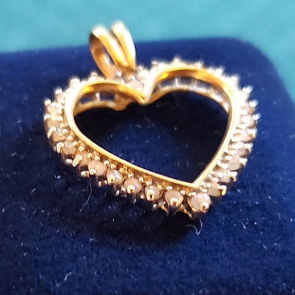 ESTATE SALE - Sweet Yellow Gold 10k Diamond Heart Pendant! - Picture 2 of 6